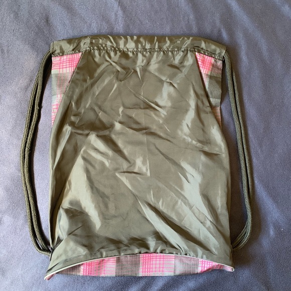 Adidas bundle of 3 🎒or 22$ each - Picture 3 of 4